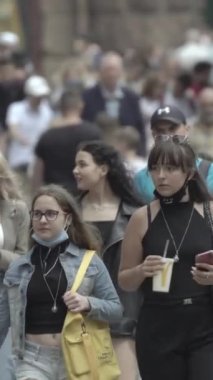 Vertical video of a crowded street in a metropolis