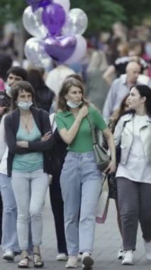 Vertical video of a crowded street in a metropolis