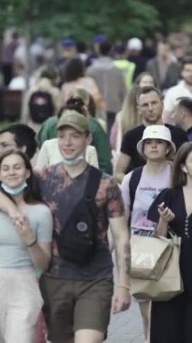 Vertical video of a crowded street in a metropolis
