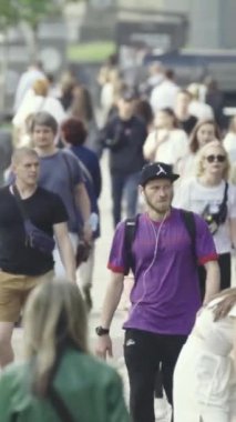 Vertical video of a crowded street in a metropolis