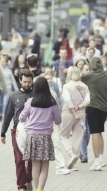 Vertical video of a crowded street in a metropolis