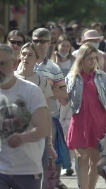 Vertical video of a crowded street in a metropolis