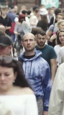 Vertical video of a crowded street in a metropolis