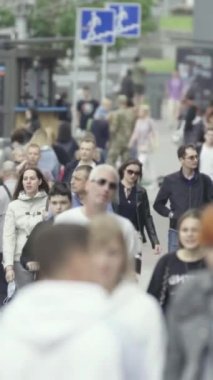Vertical video of a crowded street in a metropolis