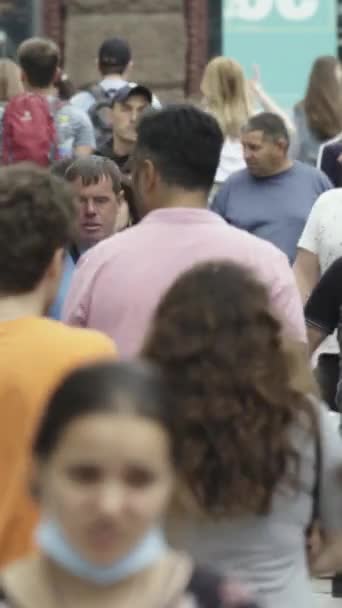 Vertical video of a crowded street in a metropolis — Vídeo de stock