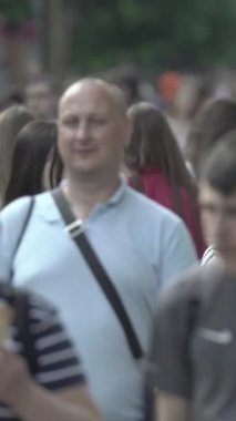 Vertical video of a crowded street in a metropolis