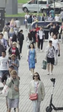 Vertical video of a crowded street in a metropolis
