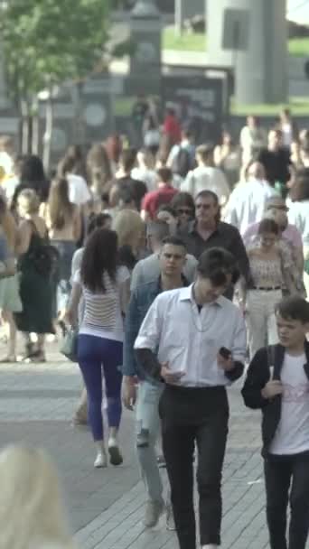 Vertical video of a crowded street in a metropolis — Stok Video