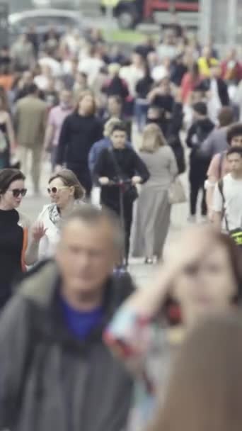 Vertical video of a crowded street in a metropolis — стоковое видео