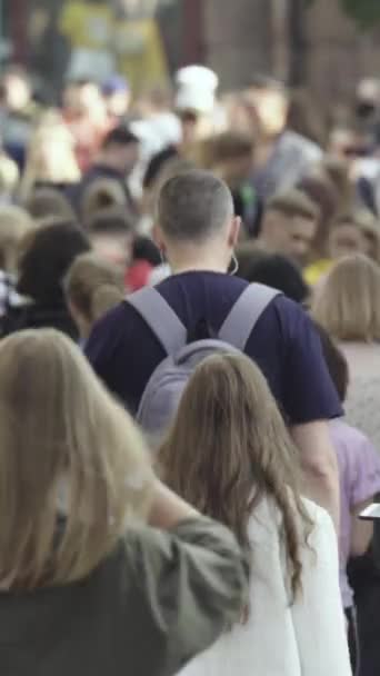 Vertical video of pedestrians walking along a city street — Vídeos de Stock