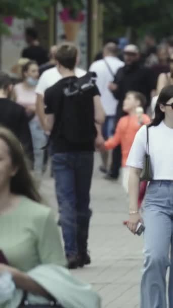 Vertical video of pedestrians walking along a city street — Αρχείο Βίντεο