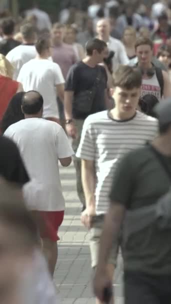 Vertikales Video von Fußgängern auf einer Straße in der Stadt — Stockvideo