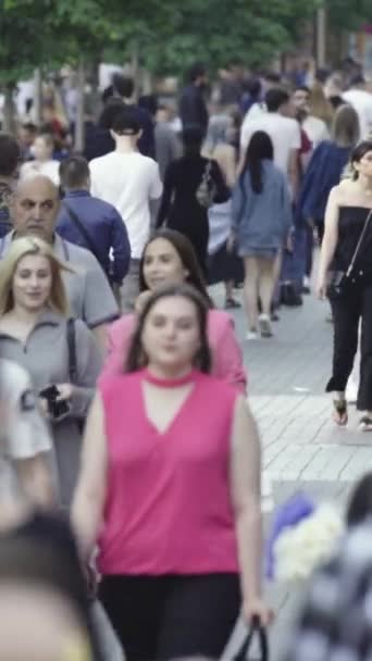 Vertikales Video von Fußgängern auf einer Straße in der Stadt — Stockvideo