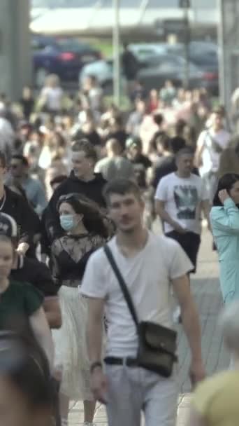 Vertikales Video von Fußgängern auf einer Straße in der Stadt — Stockvideo