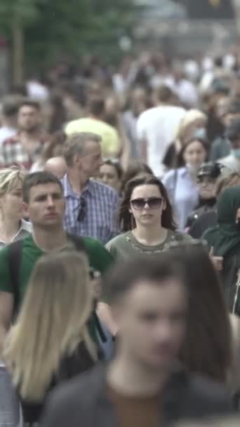 Vertikales Video von Fußgängern auf einer Straße in der Stadt — Stockvideo