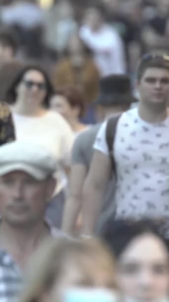 Vertical video of pedestrians walking along a city street — Stok video