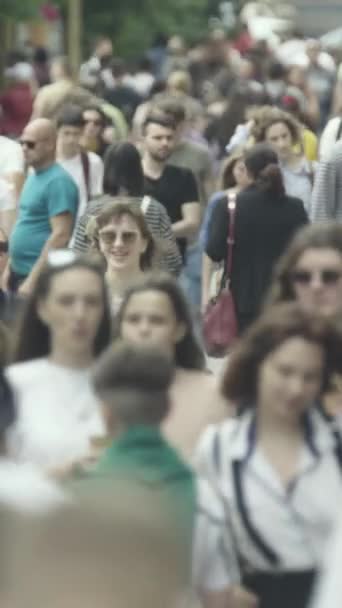 Vertical video of pedestrians walking along a city street — Stok video