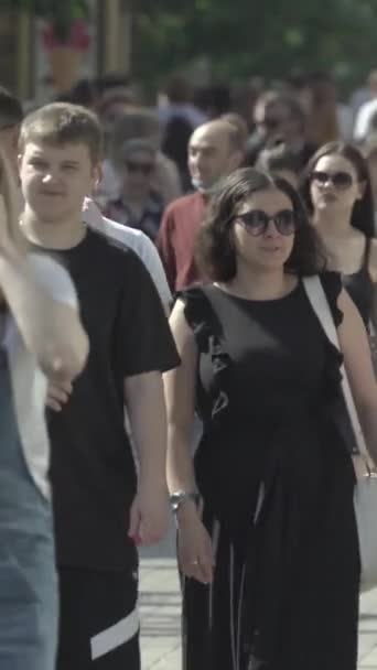 Vertikales Video von Fußgängern auf einer Straße in der Stadt — Stockvideo