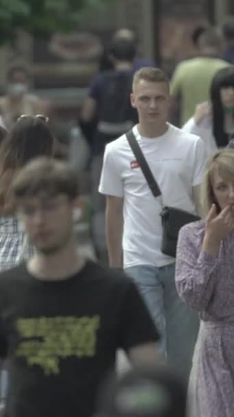 Vertical video of pedestrians walking along a city street — Αρχείο Βίντεο