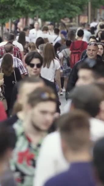 Verticale video van voetgangers die door een straat lopen — Stockvideo