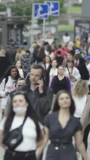 Vertical video of pedestrians walking along a city street — Stock Video