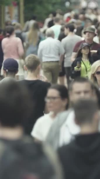 Vertical video of pedestrians walking along a city street — Stok video