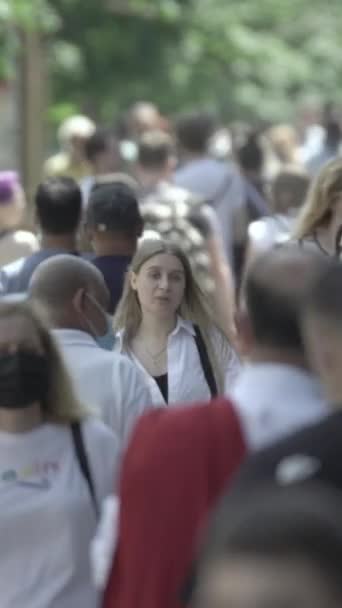 Вертикальне відео пішоходів, що йдуть вулицею міста. — стокове відео