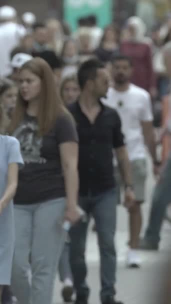 Vertical video of pedestrians walking along a city street — Αρχείο Βίντεο