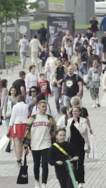 Vertical video of pedestrians walking along a city street — Vídeo de Stock