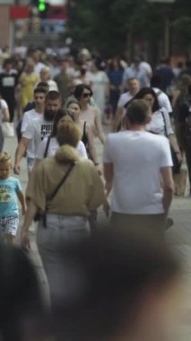 Şehir merkezinde kalabalık bir caddenin dikey videosu