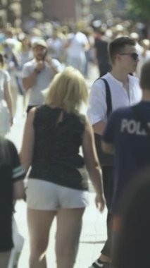 Şehir merkezinde kalabalık bir caddenin dikey videosu