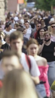 Şehir merkezinde kalabalık bir caddenin dikey videosu