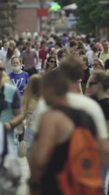 Şehir merkezinde kalabalık bir caddenin dikey videosu