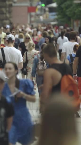 Şehir merkezinde kalabalık bir caddenin dikey videosu — Stok video