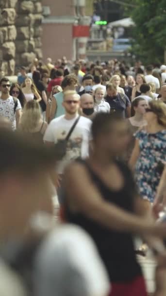 Vídeo vertical de uma rua lotada no centro da cidade — Vídeo de Stock