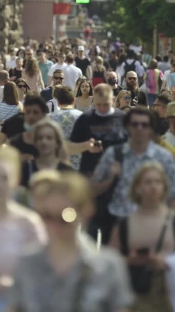 Şehir merkezinde kalabalık bir caddenin dikey videosu — Stok video