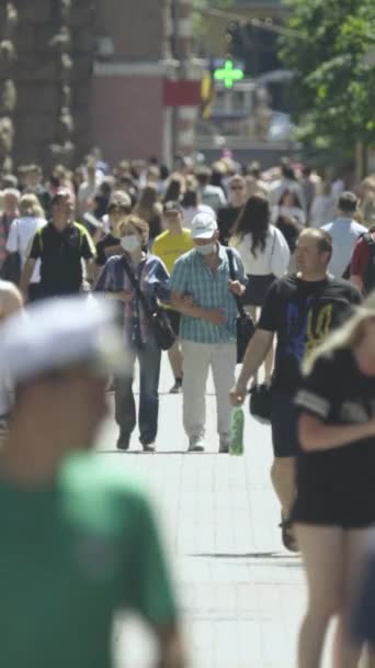 Vídeo vertical de uma rua lotada no centro da cidade — Vídeo de Stock