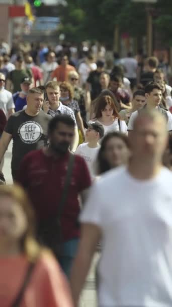 Vídeo vertical de una calle abarrotada en el centro de la ciudad — Vídeos de Stock