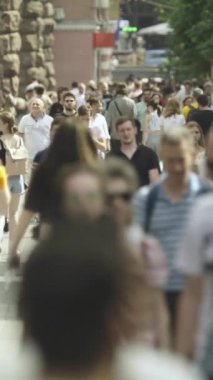 Şehir merkezinde kalabalık bir caddenin dikey videosu