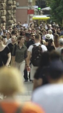 Şehir merkezinde kalabalık bir caddenin dikey videosu