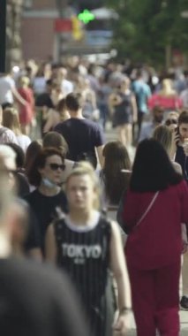 Şehir merkezinde kalabalık bir caddenin dikey videosu