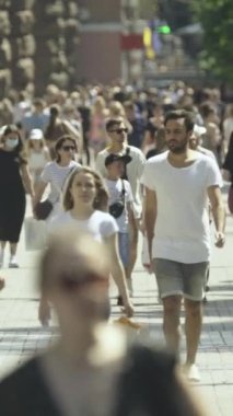 Şehir merkezinde kalabalık bir caddenin dikey videosu