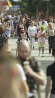 Şehir merkezinde kalabalık bir caddenin dikey videosu