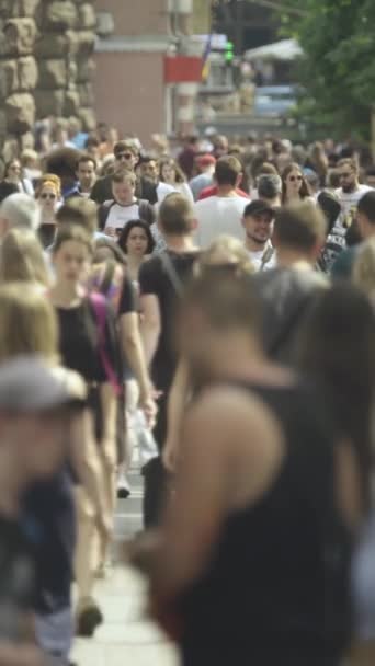 Şehir merkezinde kalabalık bir caddenin dikey videosu — Stok video