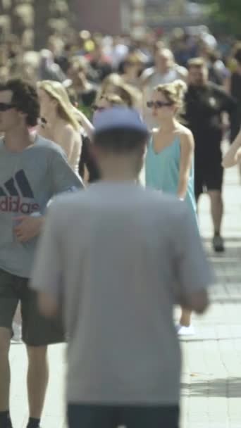 Vídeo vertical de uma rua lotada no centro da cidade — Vídeo de Stock