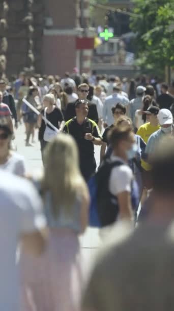 Vertikální video přeplněné ulice v centru města — Stock video
