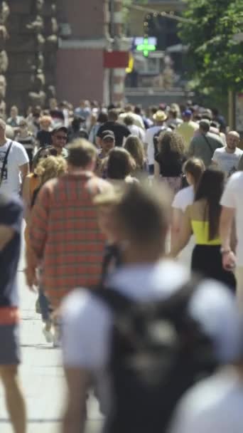 Video verticale di una strada affollata nel centro della città — Video Stock