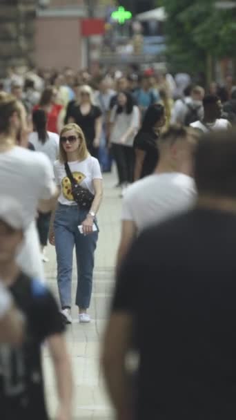 Vertikal video av en fullsatt gata i stadens centrum — Stockvideo