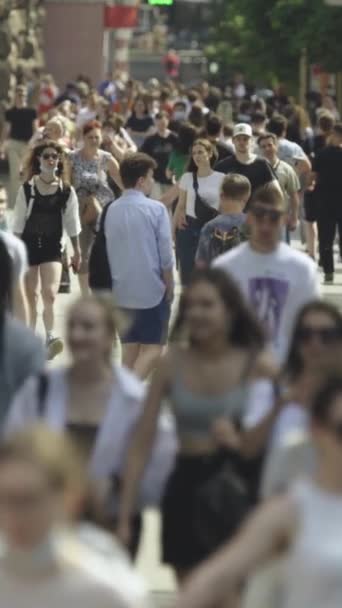 Vertikales Video einer belebten Straße in der Innenstadt — Stockvideo