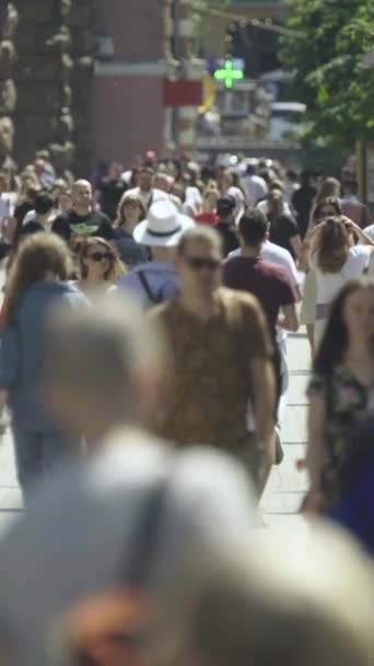 Vídeo vertical de uma rua lotada no centro da cidade — Vídeo de Stock